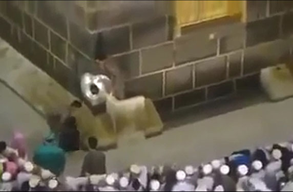 شاهد بالفيديو ما الذي فعله رجل الأمن السعودي بهذه الطفلة بجانب الكعبة المشرفة
