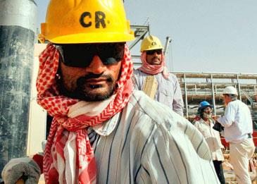 آلاف الوافدين يغادرون السعودية.. ويعودون نظامياً
