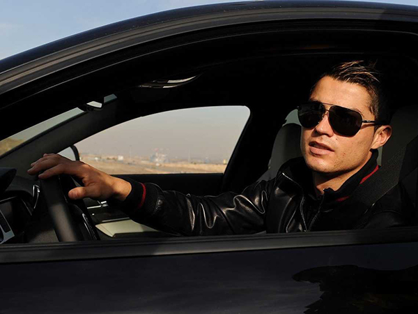Ra2ed يأخذك في جولة على مرآب كريستيانو رونالدو، لن تصدّق السيارات التي يملكها