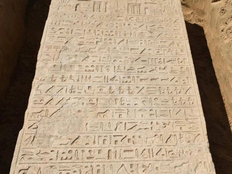 مزارع مصري يعثر على لوحة أثرية من زمن الفراعنة في أرضه