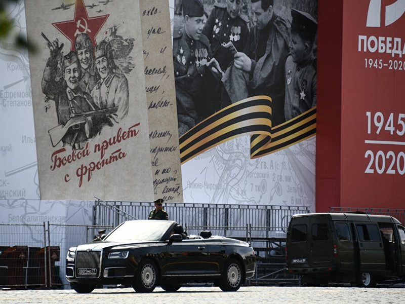 سيارة ملكية من الجلد بالكامل معروضة للبيع في روسيا