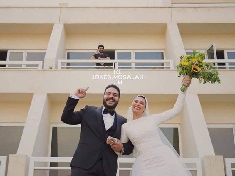 عروسان يجريان جلسة تصوير مع محمد صلاح وهو في الحجر الصحي