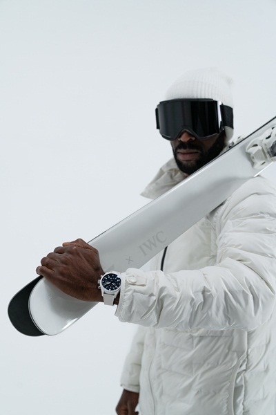 تعاون دار IWC SCHAFFHAUSEN  و FACTION SKIS لتصميم مزلاجات  فري ستايل ذات إصدار محدود مع تصميم  "IWC LAKE TAHOE" المضئ