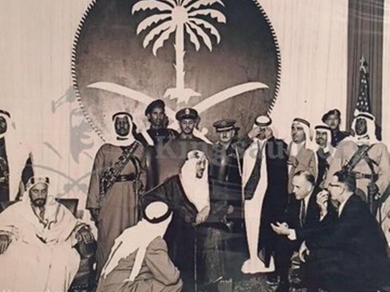 نشر صورة نادرة لكرسي الملك سعود