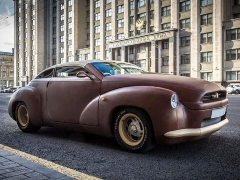 سيارة ملكية من الجلد بالكامل معروضة للبيع في روسيا