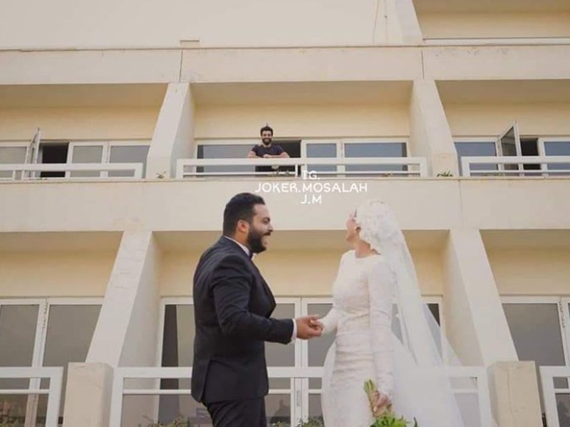 عروسان يجريان جلسة تصوير مع محمد صلاح وهو في الحجر الصحي