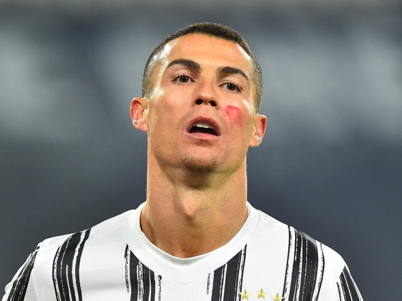 رونالدو يطلي وجهه بالأحمر لزيادة الوعي حيال العنف المنزلي ضد النساء