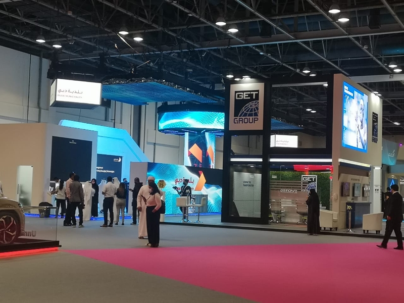 انطلاق فعاليات معرض جيتكس للتقنية في دبي واستقبال الزوار بروبوت عملاق