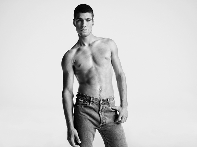 علامة CALVIN KLEIN تتعاون مع لاعب التنس CARLOS ALCARAZ