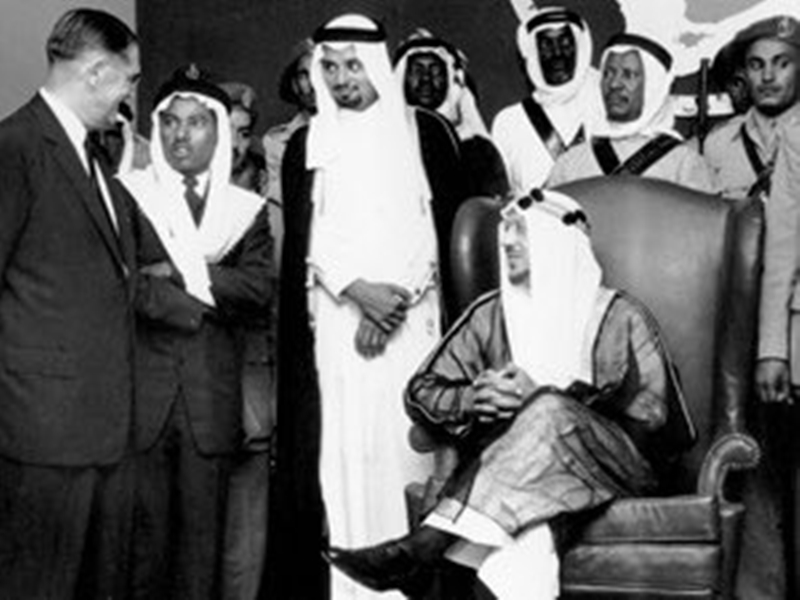 نشر صورة نادرة لكرسي الملك سعود