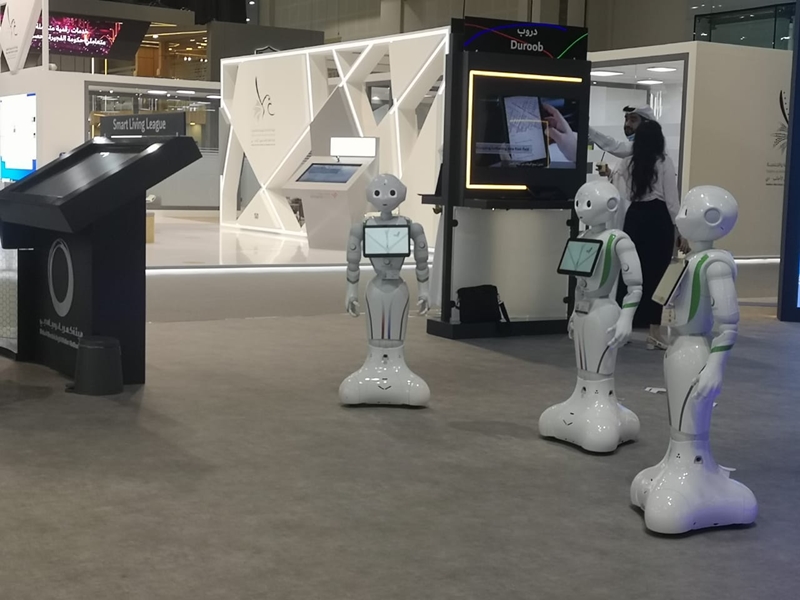 انطلاق فعاليات معرض جيتكس للتقنية في دبي واستقبال الزوار بروبوت عملاق