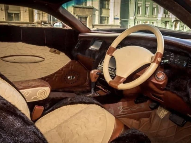 سيارة ملكية من الجلد بالكامل معروضة للبيع في روسيا