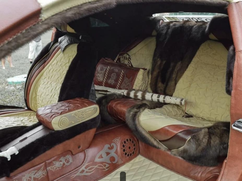 سيارة ملكية من الجلد بالكامل معروضة للبيع في روسيا