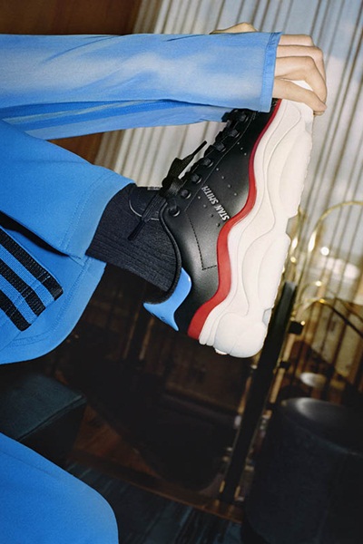 حذاء Stan Smith و Blue Version يلتقيان معًا لتُعيد adidas originals تقديم حذاء التنس الكلاسيكي لجيل جديد