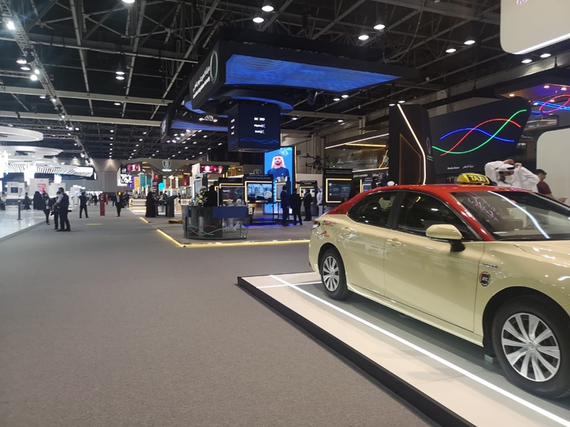 انطلاق فعاليات معرض جيتكس للتقنية في دبي واستقبال الزوار بروبوت عملاق