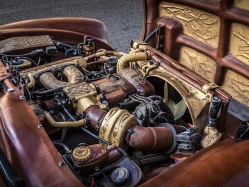 سيارة ملكية من الجلد بالكامل معروضة للبيع في روسيا