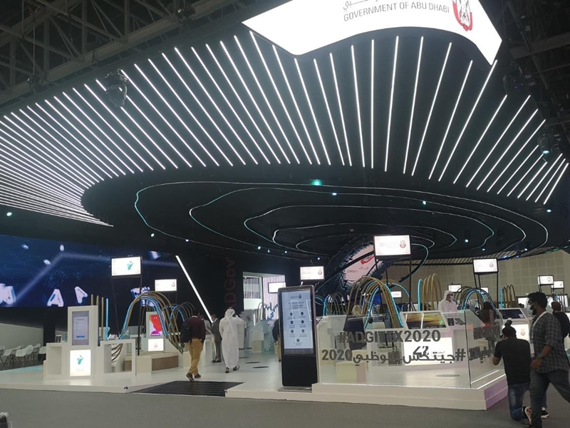 انطلاق فعاليات معرض جيتكس للتقنية في دبي واستقبال الزوار بروبوت عملاق