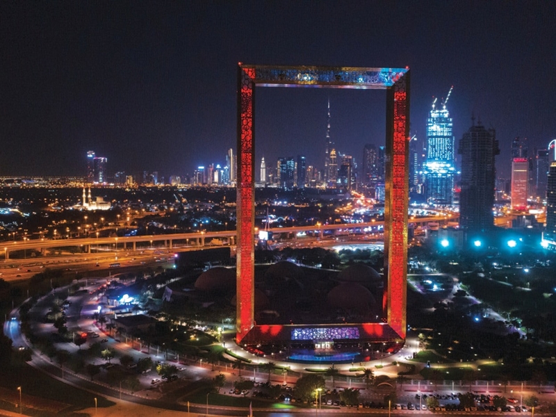 معالم الإمارات والعالم العربي تتزين بالأحمر احتفاءً بمسبار الأمل