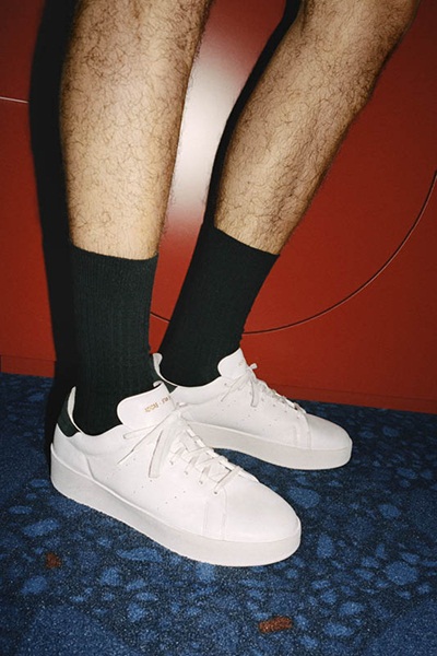 حذاء Stan Smith و Blue Version يلتقيان معًا لتُعيد adidas originals تقديم حذاء التنس الكلاسيكي لجيل جديد