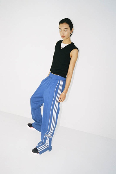 حذاء Stan Smith و Blue Version يلتقيان معًا لتُعيد adidas originals تقديم حذاء التنس الكلاسيكي لجيل جديد