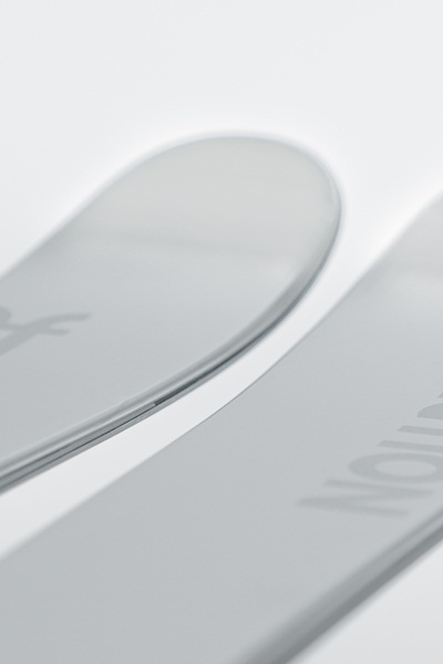 تعاون دار IWC SCHAFFHAUSEN  و FACTION SKIS لتصميم مزلاجات  فري ستايل ذات إصدار محدود مع تصميم  "IWC LAKE TAHOE" المضئ
