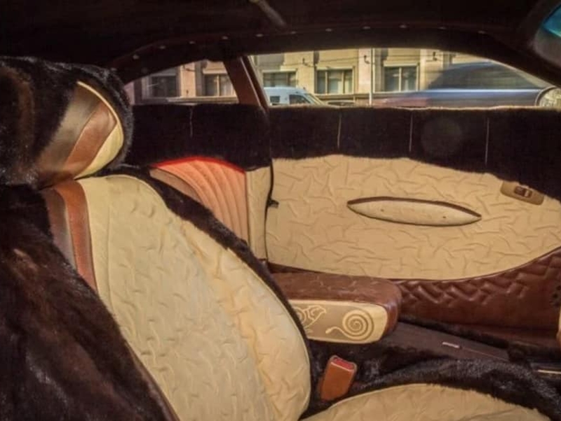 سيارة ملكية من الجلد بالكامل معروضة للبيع في روسيا