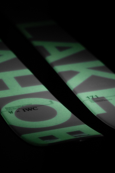 تعاون دار IWC SCHAFFHAUSEN  و FACTION SKIS لتصميم مزلاجات  فري ستايل ذات إصدار محدود مع تصميم  "IWC LAKE TAHOE" المضئ