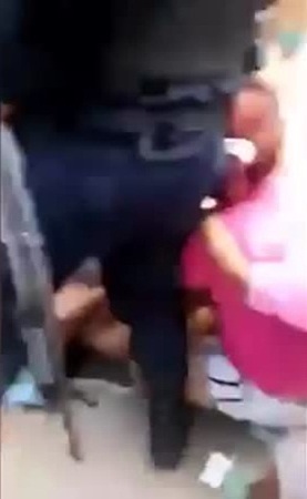 شاهد .. مجموعة من السيدات تهاجم ظابط شرطة ولا حول له ولا قوة