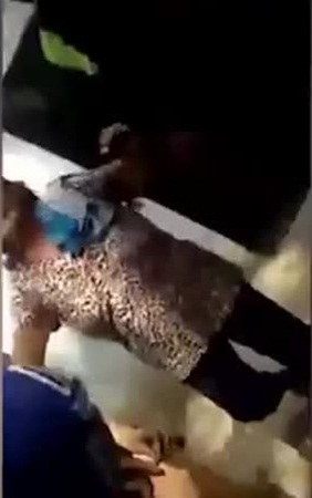 شاهد .. مجموعة من السيدات تهاجم ظابط شرطة ولا حول له ولا قوة