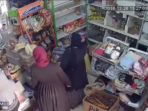 تسرقان متجر صغيرة بطريقة غريبة .. حتى مع اكتشاف وجود كاميرا مراقبة