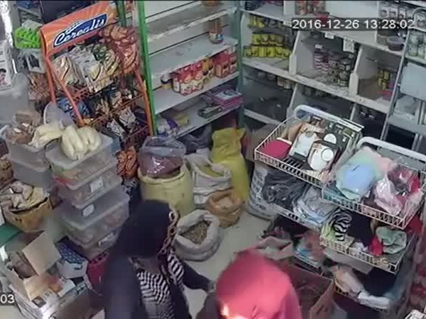 تسرقان متجر صغيرة بطريقة غريبة .. حتى مع اكتشاف وجود كاميرا مراقبة