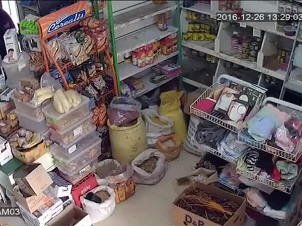 تسرقان متجر صغيرة بطريقة غريبة .. حتى مع اكتشاف وجود كاميرا مراقبة