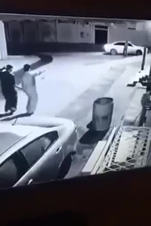 يدهسه بالسيارة عمدًا .. والشرطة تحيله إلى هيئة التحقيق