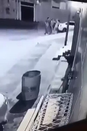 يدهسه بالسيارة عمدًا .. والشرطة تحيله إلى هيئة التحقيق