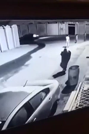 يدهسه بالسيارة عمدًا .. والشرطة تحيله إلى هيئة التحقيق