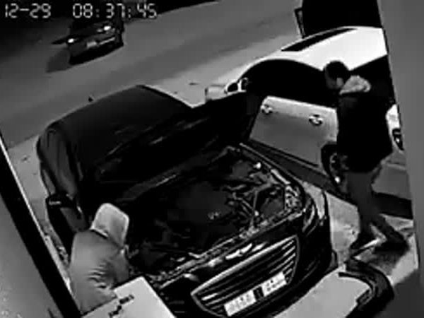 فيديو صورته كاميرا المراقبة .. يسرقان السيارة أثناء وقوفها