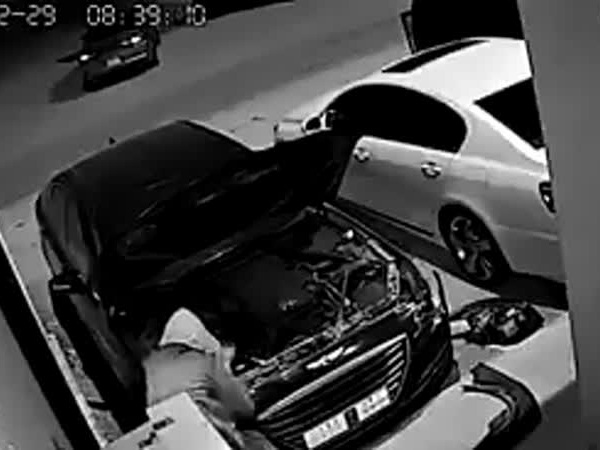 فيديو صورته كاميرا المراقبة .. يسرقان السيارة أثناء وقوفها