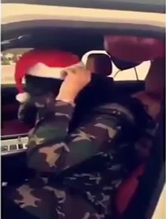 شاب يهدي فتاة سيارة فارهة بمناسبة رأس السنة .. فيديو