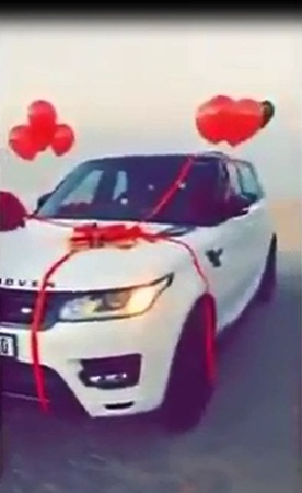 شاب يهدي فتاة سيارة فارهة بمناسبة رأس السنة .. فيديو