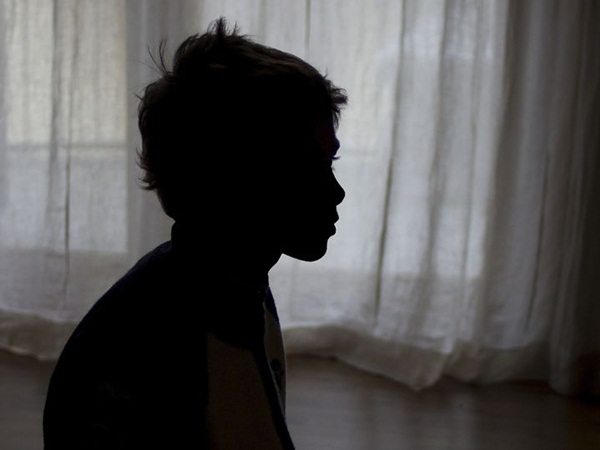 طفل في حالة حرجة بعد عقاب أهله له .. تركوه ليتجمد من البرد