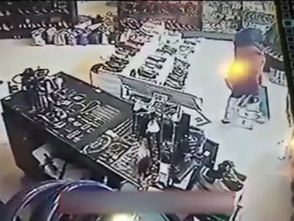 شاهد.. حيلة ذكية لإحدى الفتيات لسرقة حقيبة يد