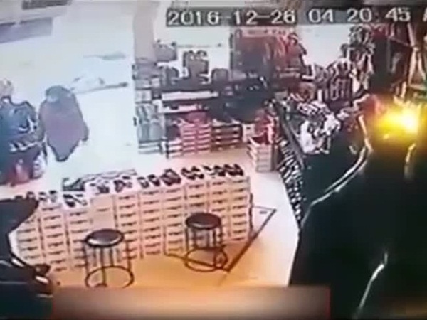 شاهد.. حيلة ذكية لإحدى الفتيات لسرقة حقيبة يد