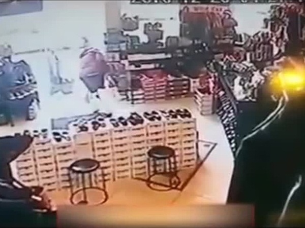 شاهد.. حيلة ذكية لإحدى الفتيات لسرقة حقيبة يد