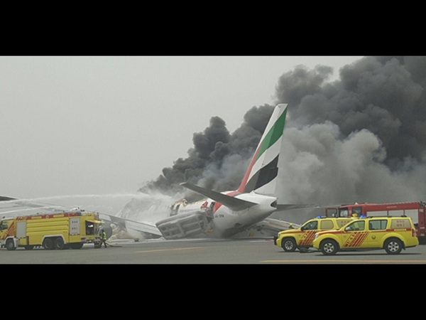 شاهد دخان أسود يتصاعد من مطار دبي يعطل حركة الطيران