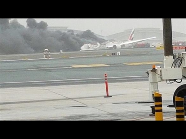 شاهد دخان أسود يتصاعد من مطار دبي يعطل حركة الطيران