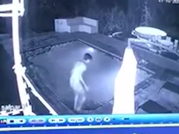 تركها بمفردها تحارب التمساح وفر هاربًا .. فيديو