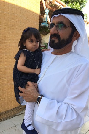 شاهد هذه الطفلة تقلد الشيخ محمد بن راشد .. ويلتقيها أخيرًا