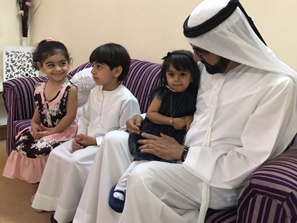 شاهد هذه الطفلة تقلد الشيخ محمد بن راشد .. ويلتقيها أخيرًا