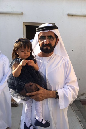 شاهد هذه الطفلة تقلد الشيخ محمد بن راشد .. ويلتقيها أخيرًا