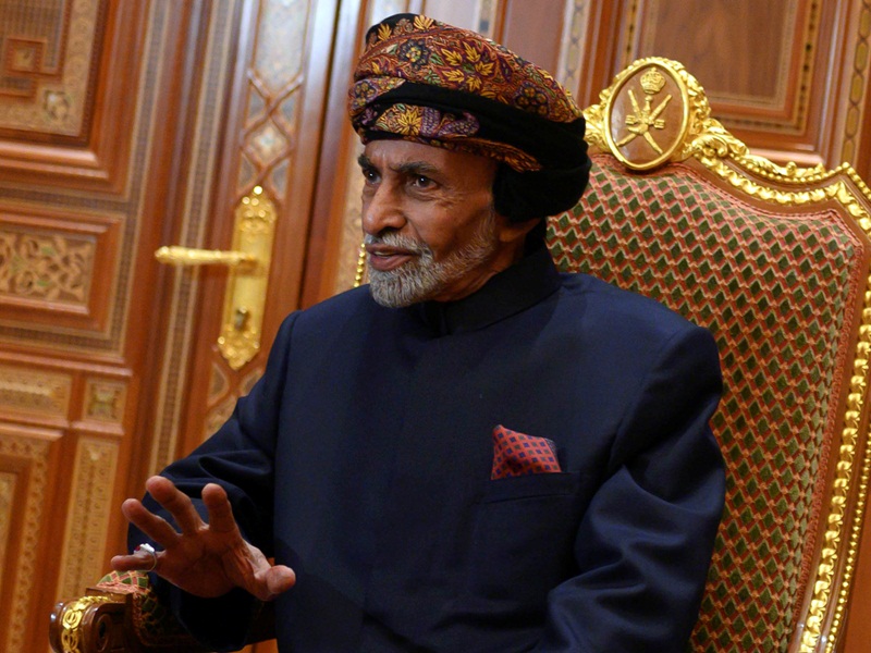 محمد بن راشد يقدم تعازيه في وفاة السلطان قابوس